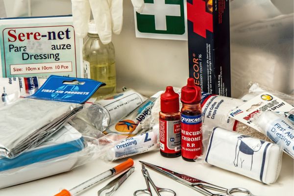 Medikamente und Zubehör zur Krankenpflege